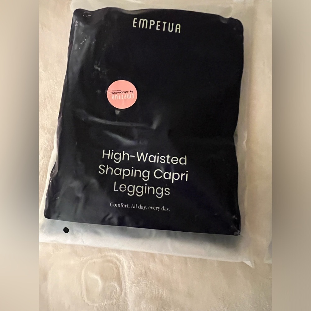 NWT Shapermint high-waisted shaping capri leggings